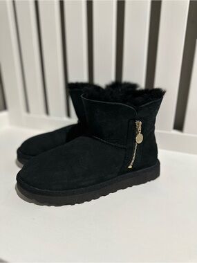 UGG‎ Classic Zip Mini Black Suede Shearling Lined Winter Boots Size 7